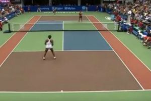 Tenista disputa partido de dobles sola