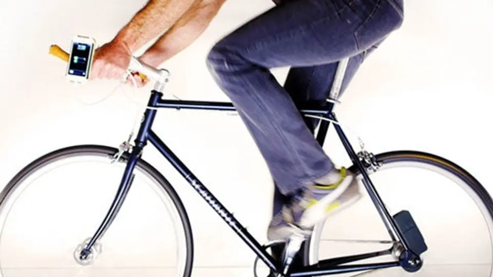 Gadget para cargar teléfono mientras andas en bici