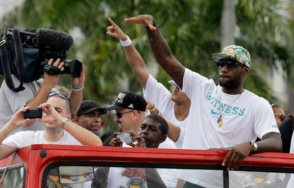 LeBron James en el camión | AP