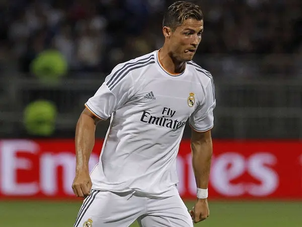 Cristiano Ronaldo domina una pelota de beisbol