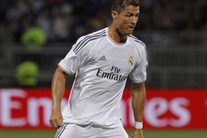 Cristiano Ronaldo domina una pelota de beisbol