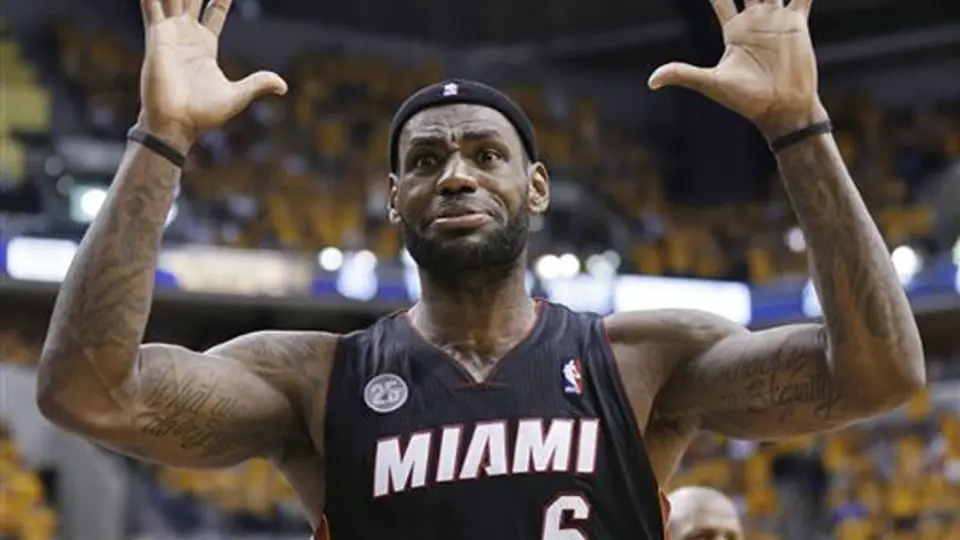 NBA multa a LeBron James por simular falta