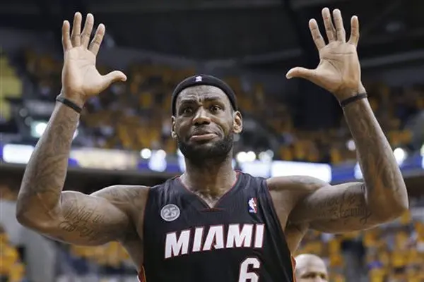 NBA multa a LeBron James por simular falta