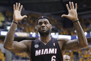 NBA multa a LeBron James por simular falta