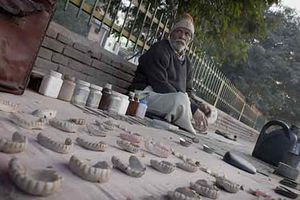 Hindú realiza extracciones callejeras sin anestesia