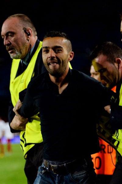 A pesar de ser aprehendido, el joven lucía contento pues pudo compartir su felicidad con los jugadores | ESPECIAL