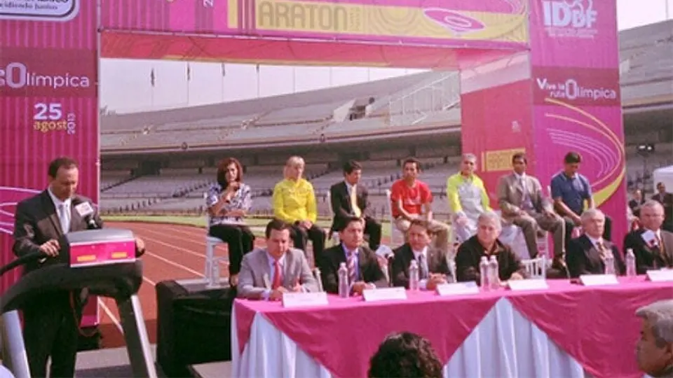 Fondista Olímpico, Germán Silva, asesora a los corredores de la Maratón de la Ciudad de México