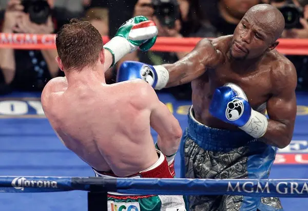 Jueza se retira tras darle el empate a Canelo ante Mayweather