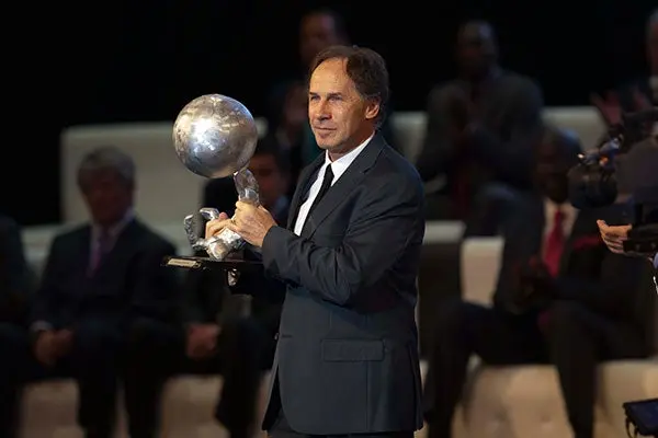 Franco Baresi levanta su trofeo en Pachuca | ÓSCAR RAMÍREZ