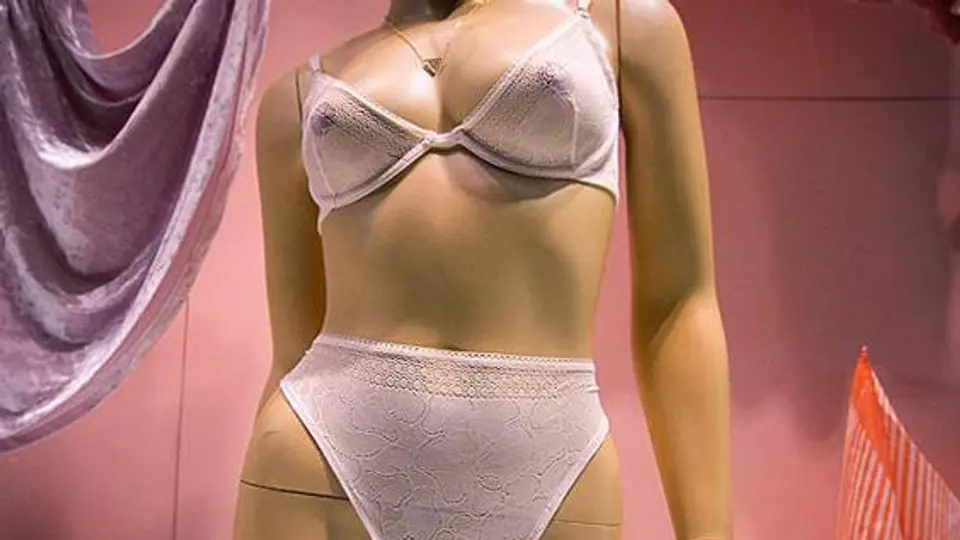 Tiendas en EU presentan maniquíes con vello púbico