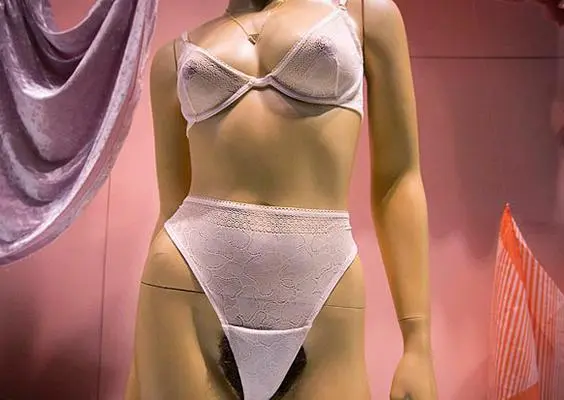 Tiendas en EU presentan maniquíes con vello púbico