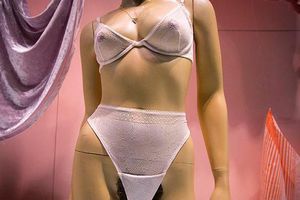 Tiendas en EU presentan maniquíes con vello púbico