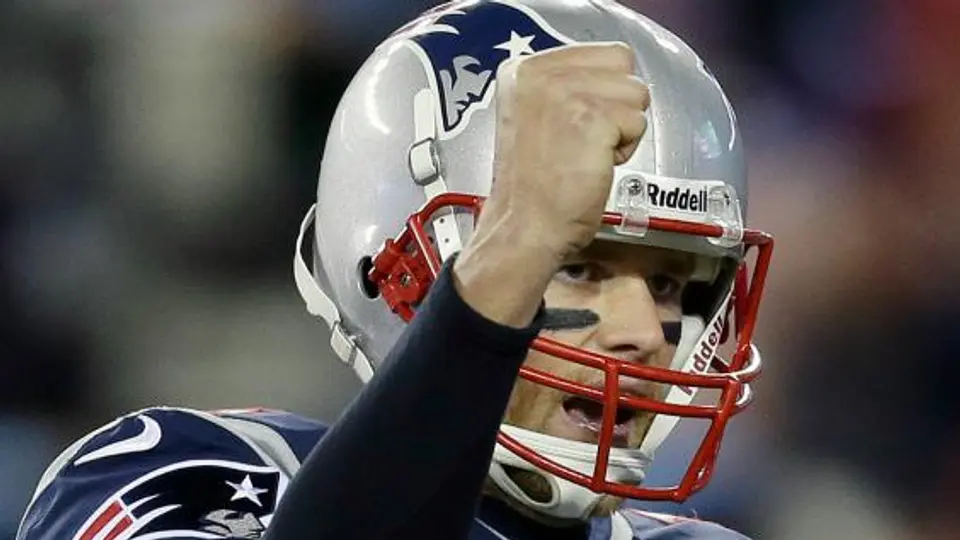 Brady y Gronkowski comandan victoria de Patriotas