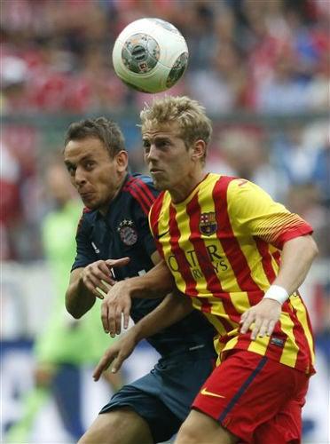 Rafinha y Nieto pelean por hacerse de la posesión de la pelota | AP