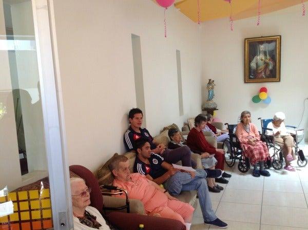 Marco Fabián (izq.) y Sergio Pérez (der.) convivieron con señoras de la tercera edad | ESPECIAL