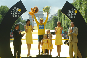 Quitan a Armstrong nombramiento en Legión de Honor