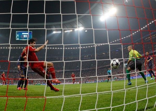 Mario Gomez define frente a la meta el segundo gol | AP