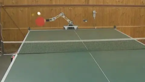Robots europeos juegan ping-pong