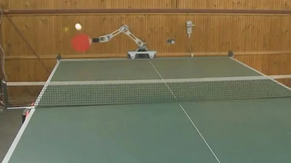 Robots europeos juegan ping-pong