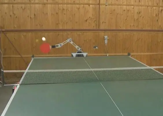 Robots europeos juegan ping-pong