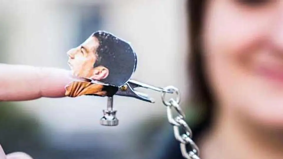 Mordida de Luis Suarez inspira 'pinza sexual'