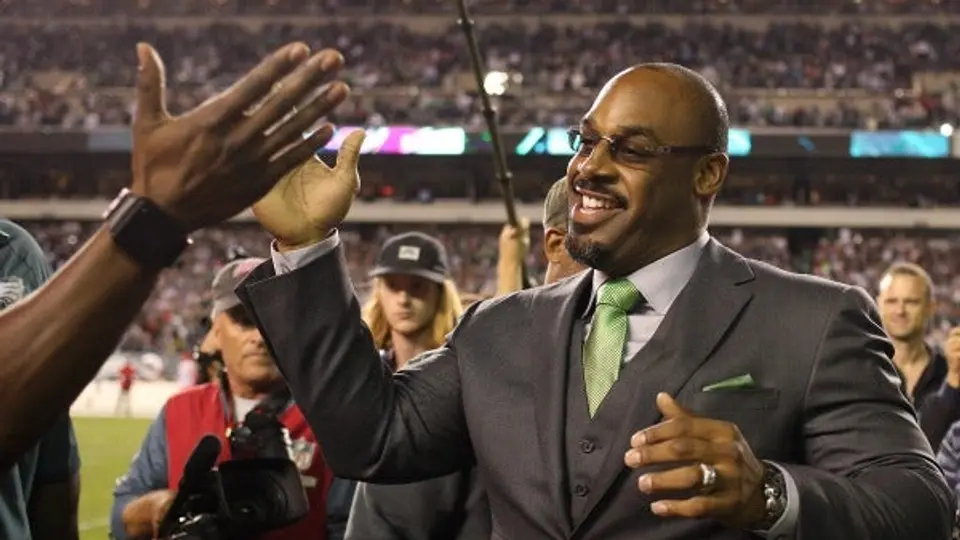 Las Águilas de Filadelfia retiran el número de McNabb