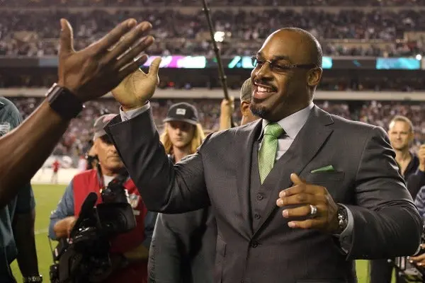 Las Águilas de Filadelfia retiran el número de McNabb