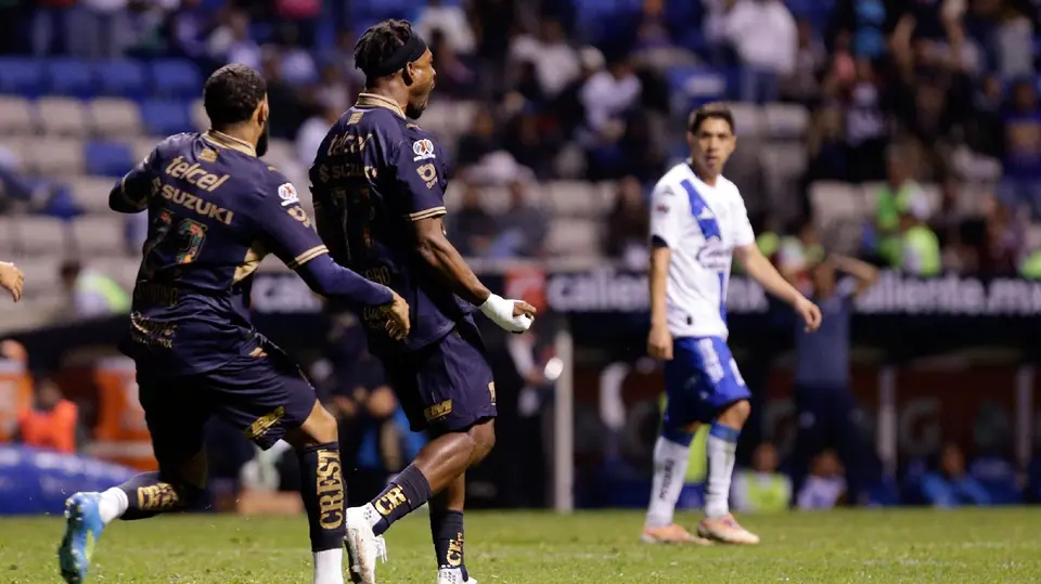Juninho y Álvaro Angulo tras gol de Pumas vs Puebla | IMAGO7