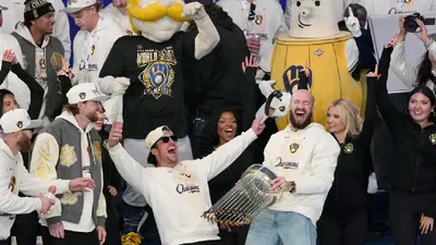 ¡Milwaukee se volvió una fiesta! Cerveceros celebran su primera Serie Mundial con multitudinario desfile