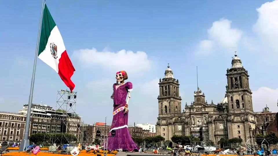 La Catrina gigante del Zócalo es uno de los principales atractivos de la Ofrenda Monumental de Día de Muertos 2026. / RS
