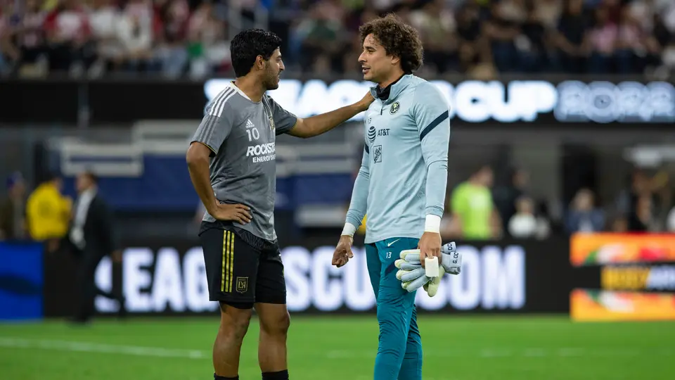 Carlos Vela invita a Guillermo Ochoa al LAFC y desata rumores sobre una reunión de leyendas mexicanas