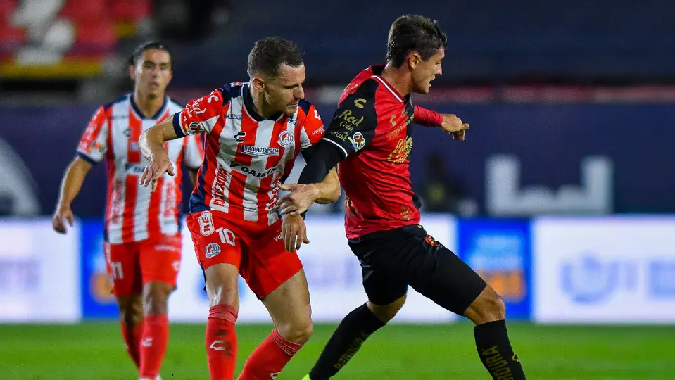 Salles-Lamonge presiona a su rival en el Atlético San Luis vs Atlas | IMAGO7