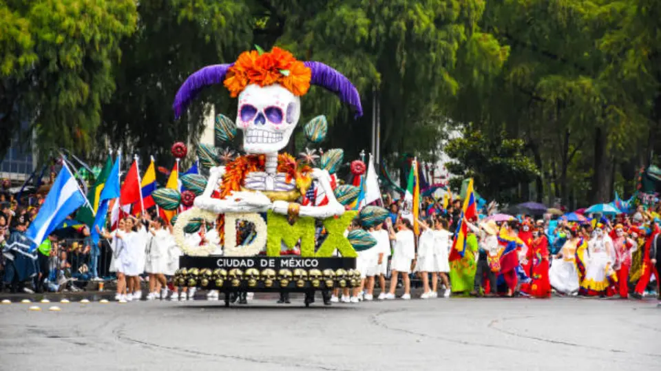 El Desfile de Día de Muertos 2026 recorrerá Paseo de la Reforma y llegará al Zócalo capitalino este sábado 31 de octubre. / iStock
