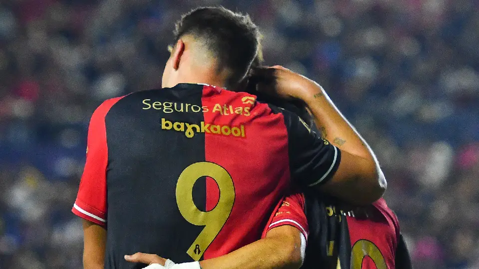 Florián Monzón celebra su gol como compañero ante Atlético San Luis | IMAGO7