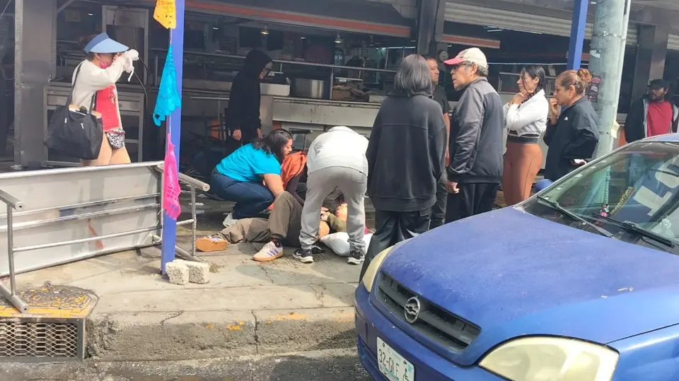 El accidente ocurrió en Calzada de las Bombas y calle Huixtla, donde el vehículo embistió a peatones y trabajadores. / X: @Mexico_NewsMX