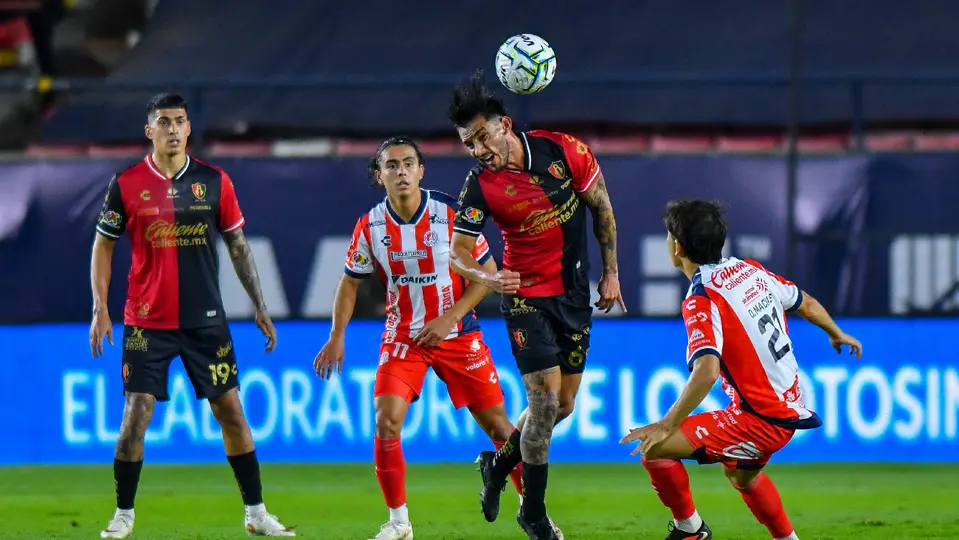 Jugador del Atlas disputa el balón ante los rivales en el Estadio Libertad Financiera | IMAGO7