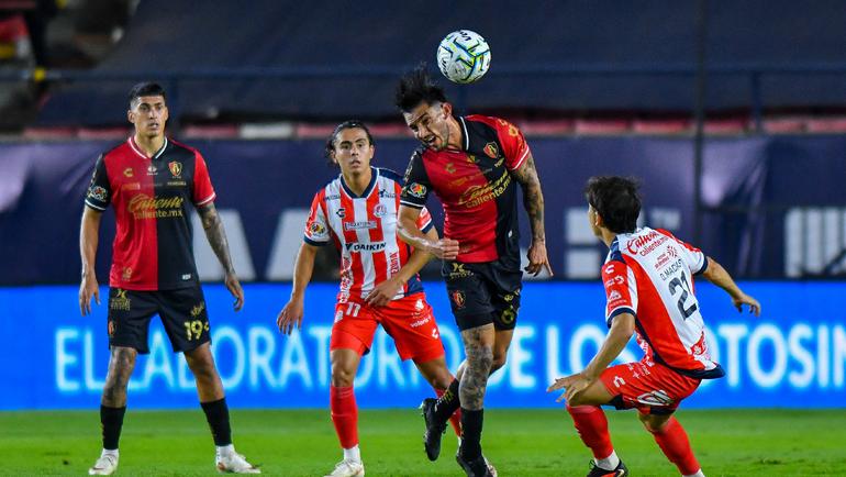 Jugador del Atlas disputa el balón ante los rivales en el Estadio Libertad Financiera | IMAGO7