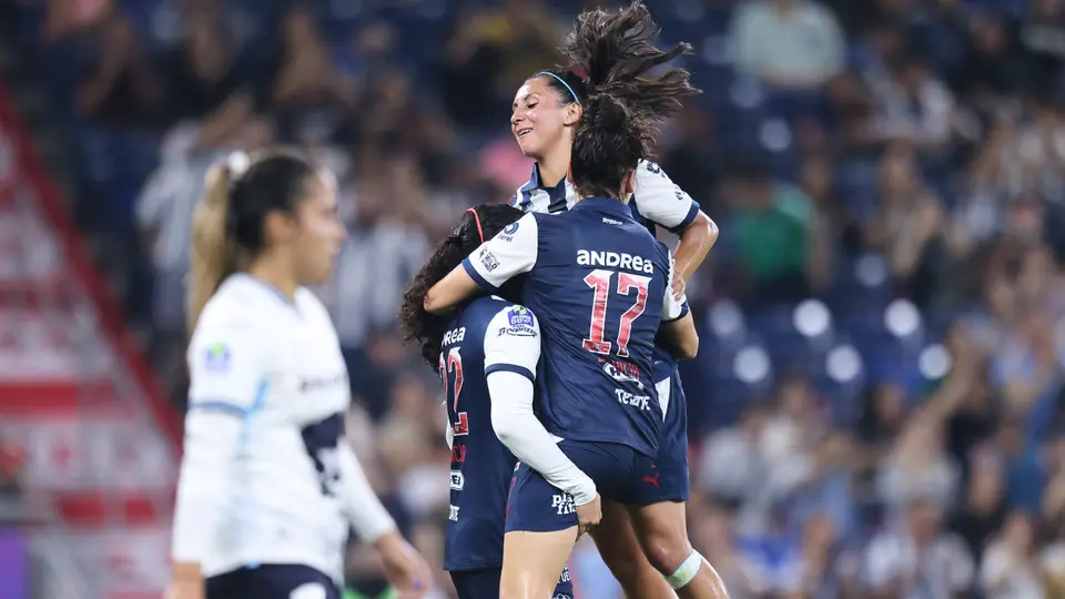 Rayadas golean a Pumas Femenil y mantiene viva la pelea por el liderato general