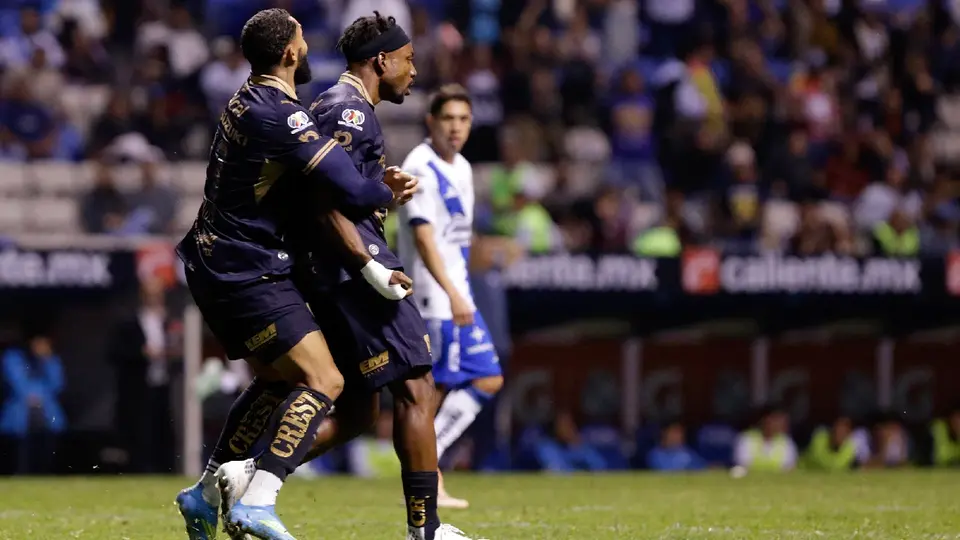 ¿Qué le quiso hacer? Así fue el extraño festejo de Juninho a Ángulo en el gol de Pumas