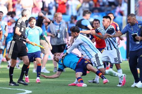 Argentina vs Spain: Leandro Paredes Grabs Eric García by the Throat After World Cup Final Defeat