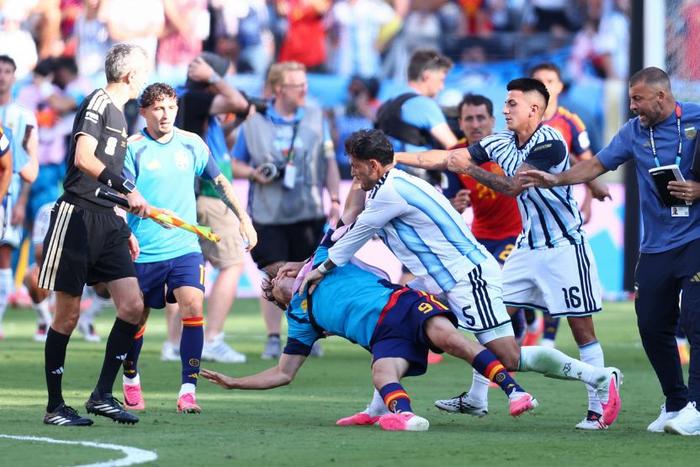 Argentina vs Spain: Leandro Paredes Grabs Eric García by the Throat After World Cup Final Defeat