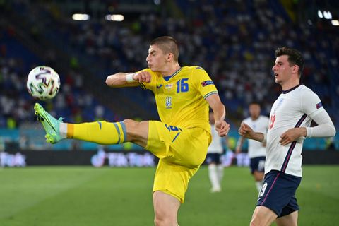 Everton sign Ukrainian left-back Mykolenko