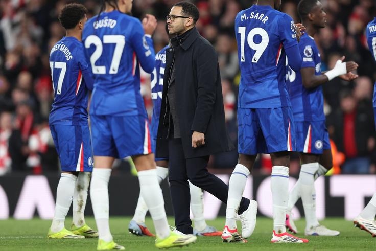Chelsea manager Liam Rosenior is under severe pressure || Imago
