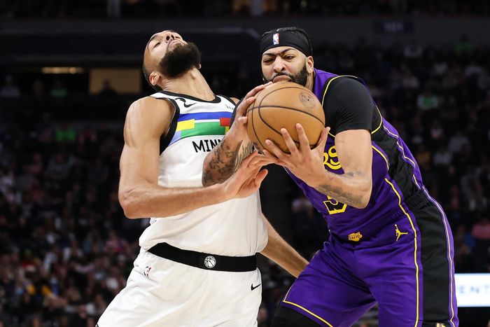 Anthony Davis leads the Lakers past the Timberwolves