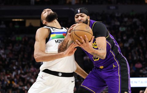 Lakers survive Davis’ injury scare to defeat Timberwolves