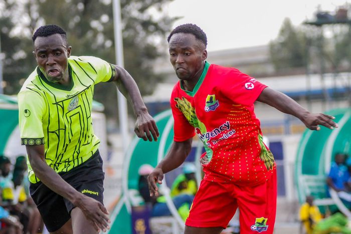 Soapaka player fighting for the ball with Gogo opponent.