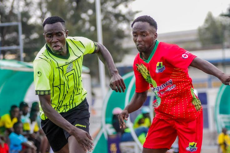 Soapaka player fighting for the ball with Gogo opponent.