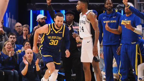 Steph Curry dazzles as Warriors blow past San Antonio Spurs