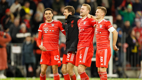 Bayern bully Dortmund, reclaim top spot