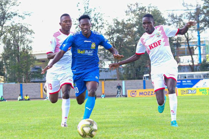 Duke Abuya moving past Boniface Muchiri and Omar Mbongi